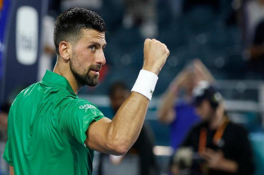 开云足球-德约科维奇重返赛场，刷新纪录首场状态出色，C9观众沸腾！气势如虹延续(德约科维奇的经典比赛)