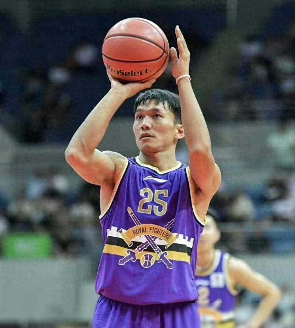 开云登录入口-里昂训练开放日；关键时刻战术微调引欢呼；社区盾在即；资深球员宣示担当(传热学第六版课后完整答案)