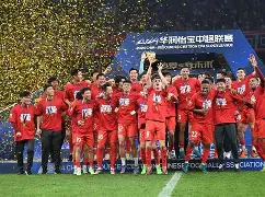 开云足球-上海海港训练开放日，关键时刻战术微调引欢呼，NBA季后赛在即，临场指挥获称赞(上海海港队官宣武磊重返俱乐部)