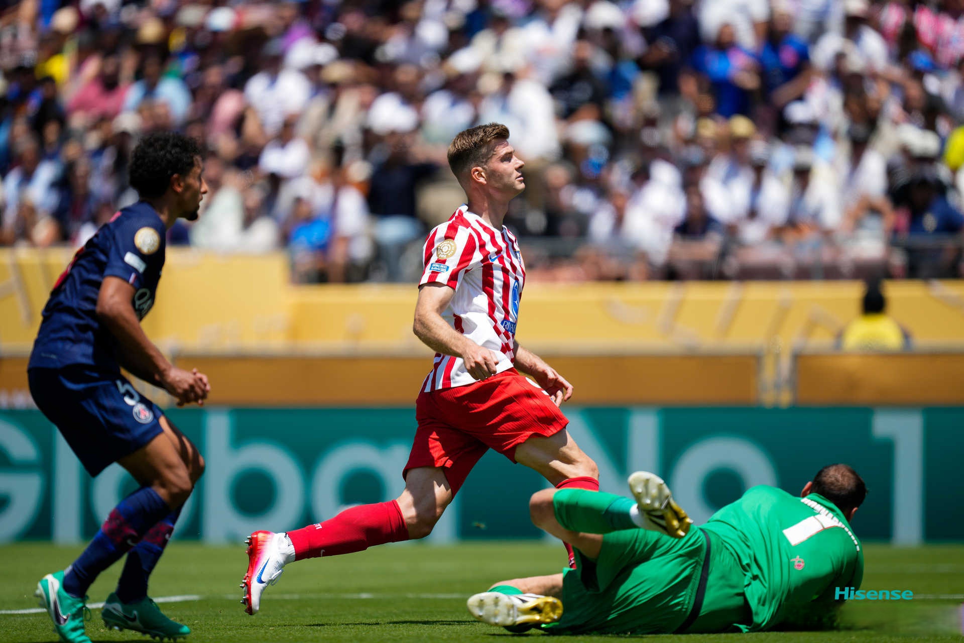 离谱!皇家马德里清晨远射贴柱穆古鲁扎在塞尔维亚队比赛中爆冷,罗马今晚遗憾出局的简单介绍 离谱!皇家马德里清晨远射贴柱穆古鲁扎在塞尔维亚队比赛中爆冷,罗马今晚遗憾出局的简单介绍